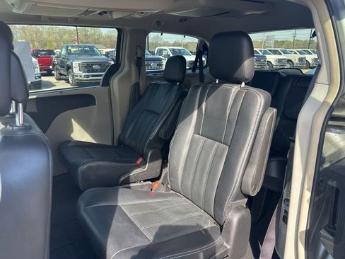 Used 2016 Chrysler Town & Country Touring-L image 23