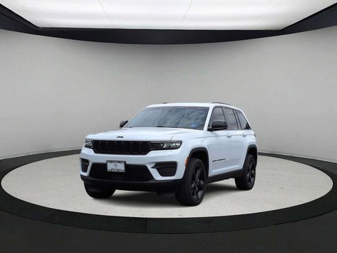 Used 2023 Jeep Grand Cherokee Altitude AWD/4WD image 4