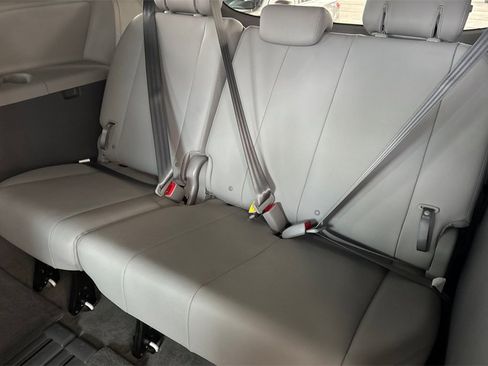 Used 2015 Toyota Sienna L image 15