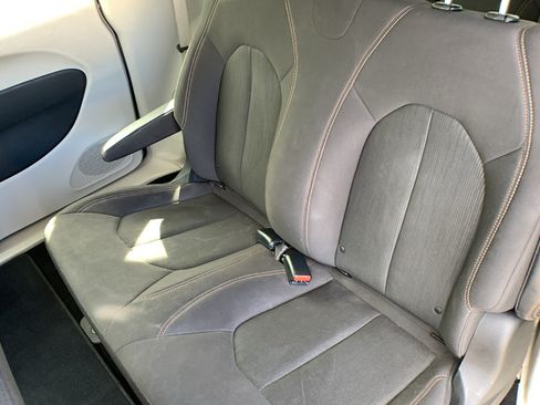 Used 2018 Chrysler Pacifica L FWD image 20