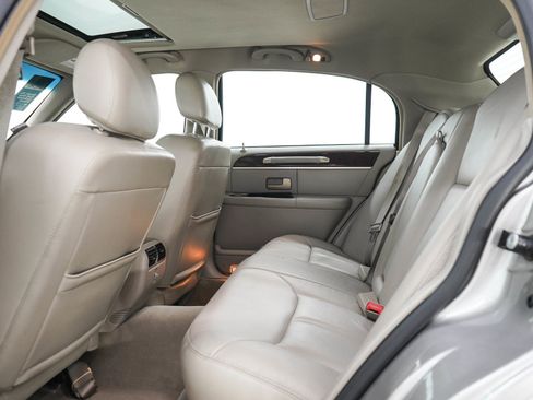Used 2006 Lincoln Town Car Signature Limited RWD image 12