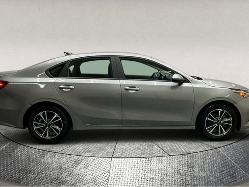 Used 2024 Kia Forte LXS image 9
