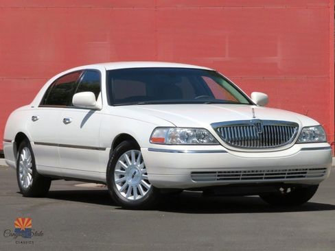 Used 2003 Lincoln Town Car Executive image 1