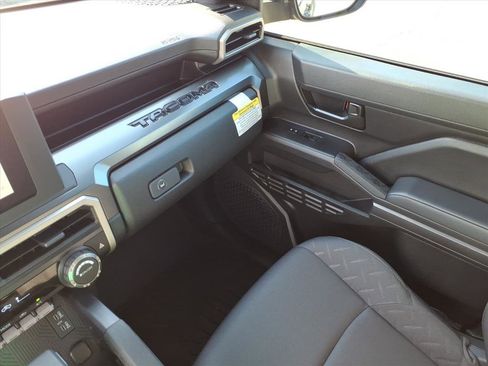 Used 2025 Toyota Tacoma SR5 AWD/4WD image 34