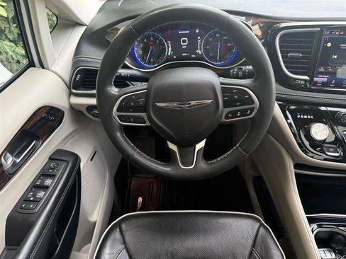 Used 2022 Chrysler Pacifica Limited FWD image 15