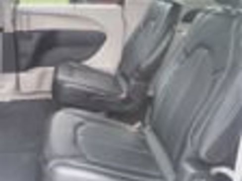 Used 2024 Chrysler Pacifica Touring-L FWD image 12