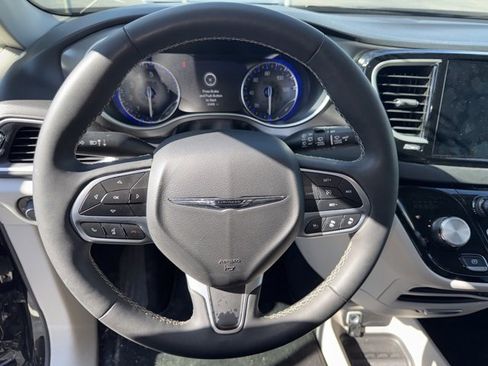 Used 2024 Chrysler Pacifica Touring-L image 10