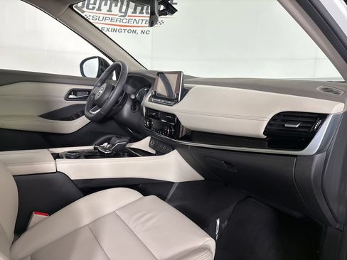 Used 2023 Nissan Rogue SL AWD/4WD image 32