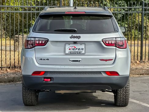 Used 2025 Jeep Compass Trailhawk AWD/4WD image 4
