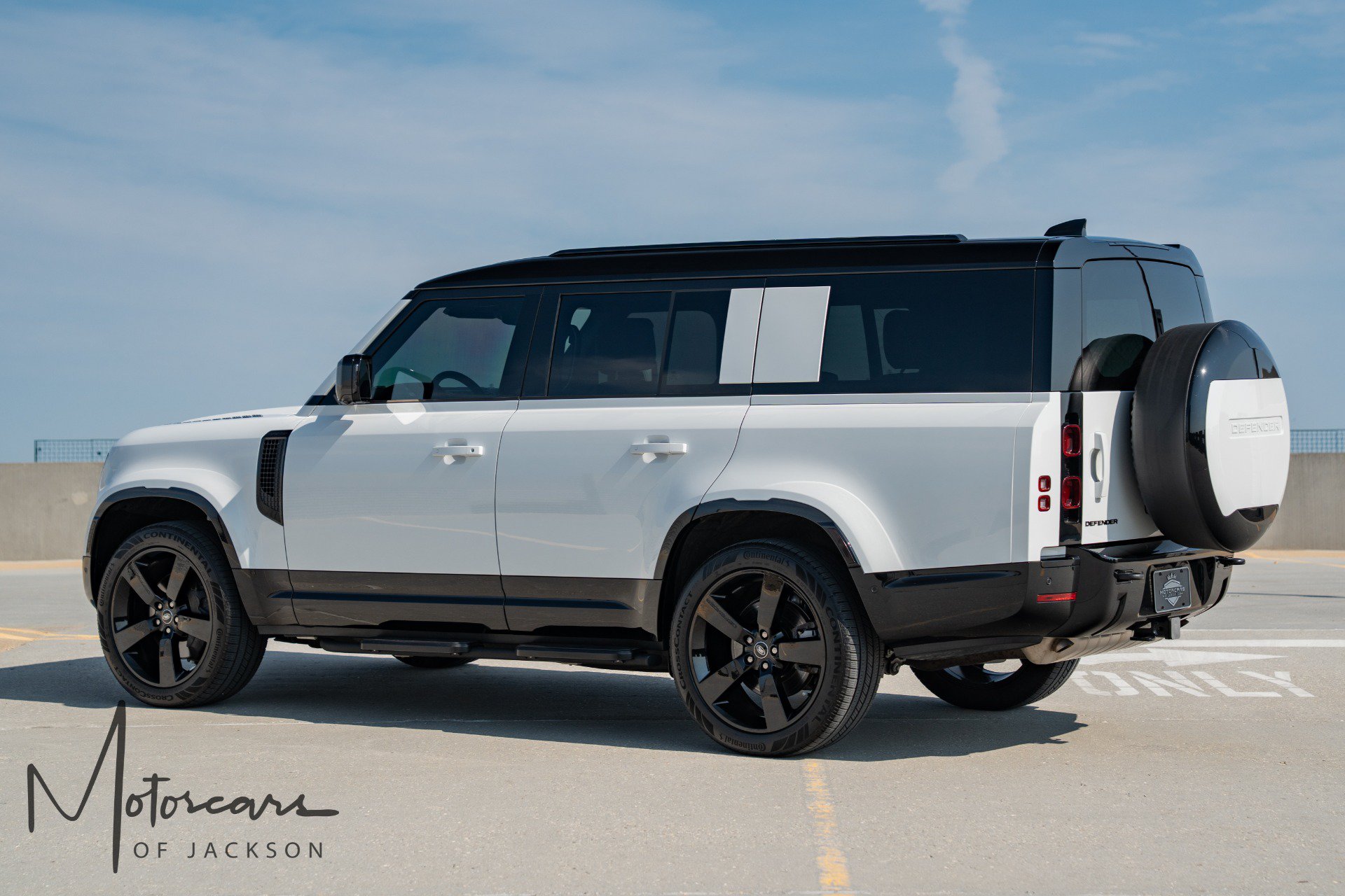Used 2025 Land Rover Defender 130 X-Dynamic SE AWD/4WD image 9