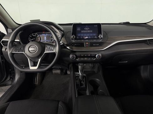 Used 2025 Nissan Altima 2.5 SV FWD image 13