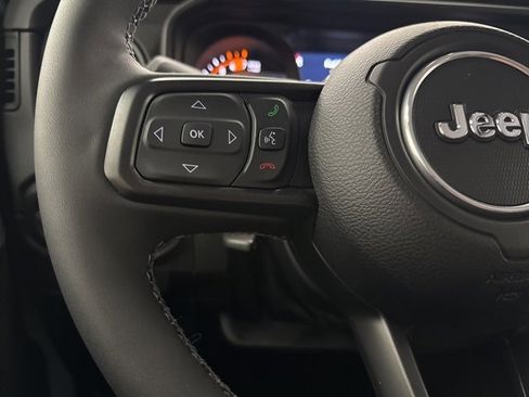 Used 2025 Jeep Wrangler Unlimited Rubicon image 12