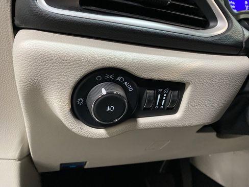 Used 2024 Chrysler Pacifica Touring-L image 25