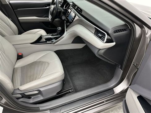 Used 2018 Toyota Camry LE image 23