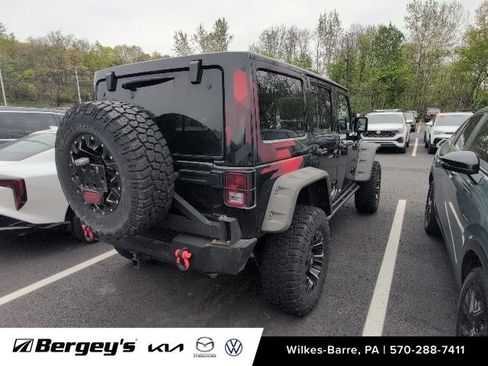 Used 2017 Jeep Wrangler Unlimited Sahara AWD/4WD image 9