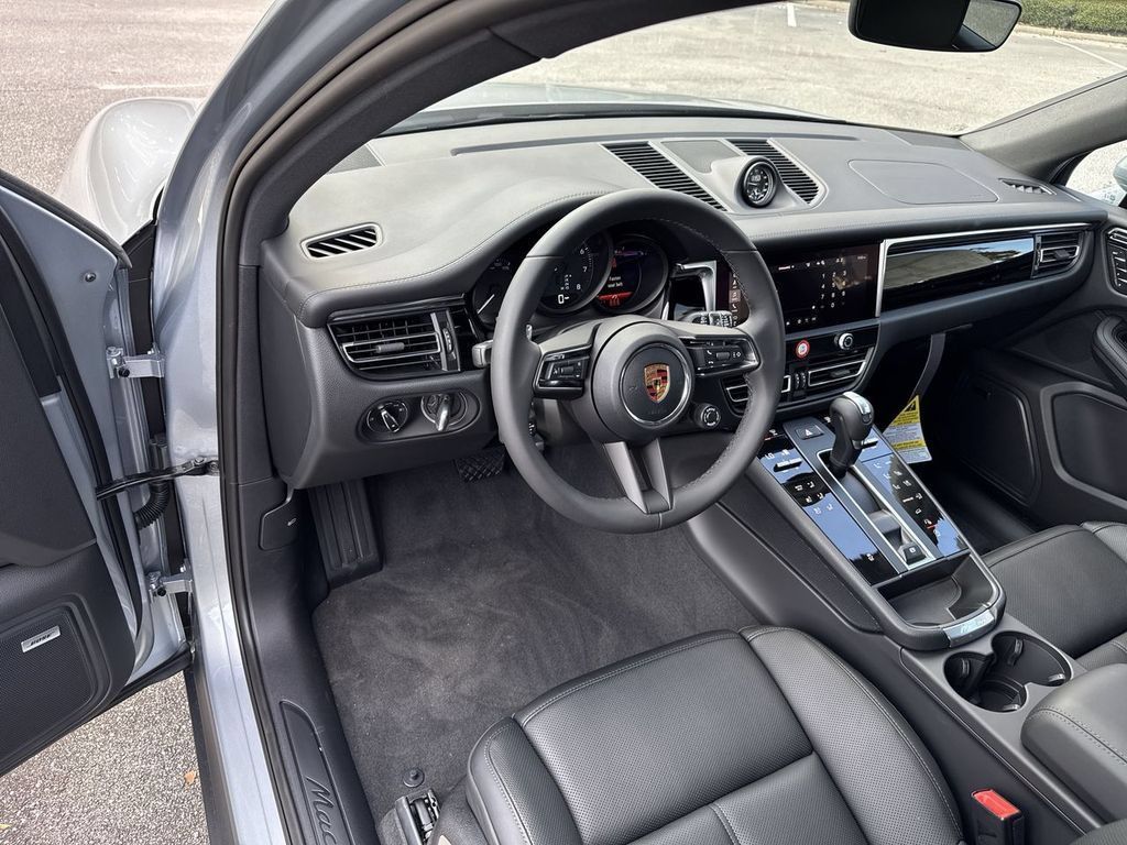 Certified 2026 Porsche Macan AWD/4WD image 4