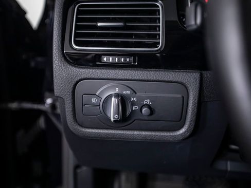 Used 2016 Volkswagen Touareg Sport image 36