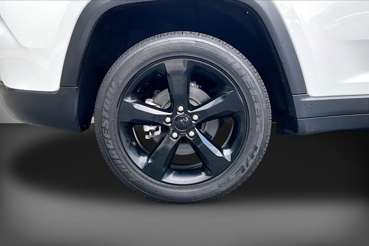 Used 2023 Jeep Grand Cherokee Altitude AWD/4WD image 34