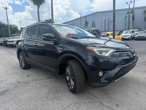 Used 2018 Toyota RAV4 Limited AWD/4WD image 3