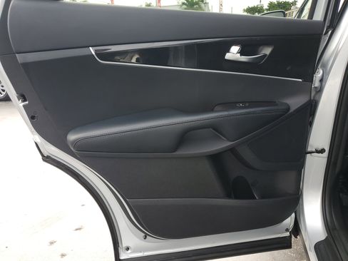 Used 2017 Kia Sorento LX image 28