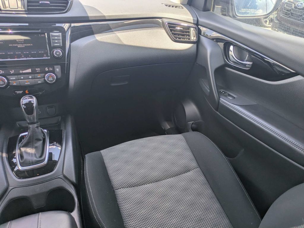 Used 2020 Nissan Rogue Sport SV FWD image 17