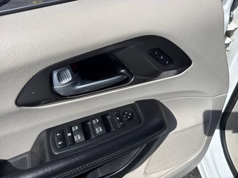 Used 2018 Chrysler Pacifica Limited FWD image 23