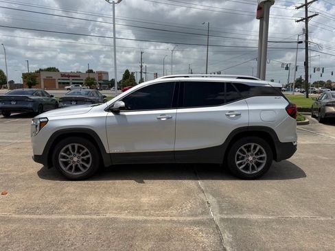 Used 2022 GMC Terrain SLT FWD image 2