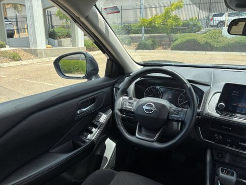 Used 2025 Nissan Rogue SV FWD image 36