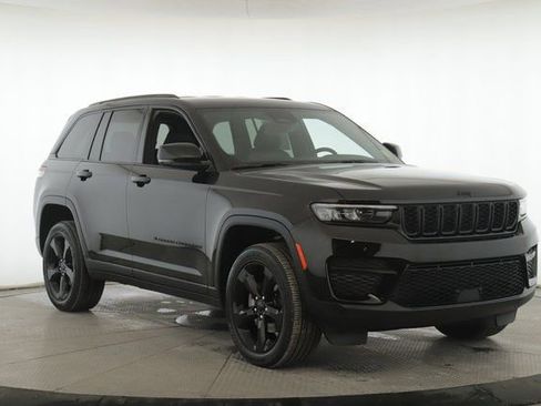 Used 2025 Jeep Grand Cherokee Altitude image 2
