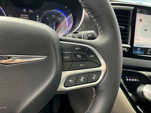 Used 2024 Chrysler Pacifica Touring-L image 23
