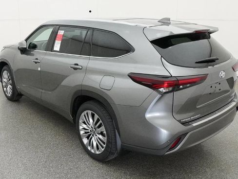 New 2026 Toyota Highlander Platinum image 9