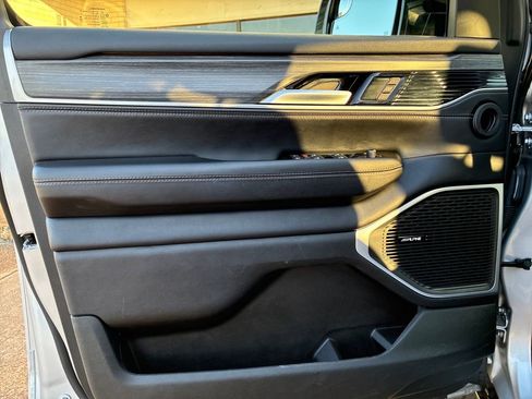 Used 2024 Jeep Wagoneer Series II w/ Flexible Seating Group image 11