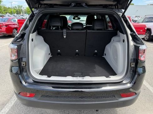 Used 2023 Jeep Compass Latitude w/ Sun and Sound Group AWD/4WD image 9