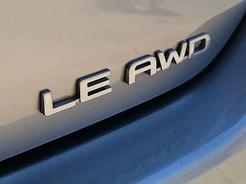 Used 2024 Toyota Highlander LE AWD/4WD image 11