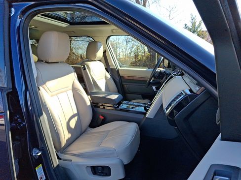 Used 2018 Land Rover Discovery HSE image 9