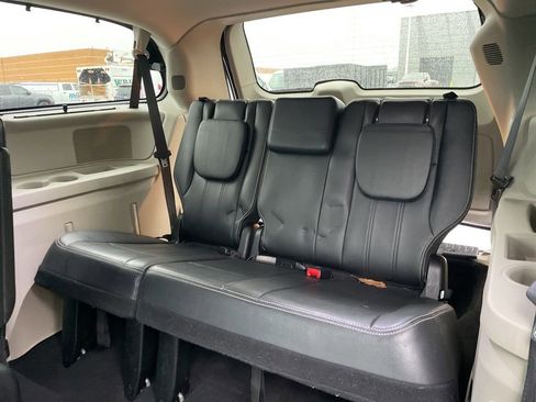 Used 2016 Chrysler Town & Country Touring w/ Driver Convenience Group image 30