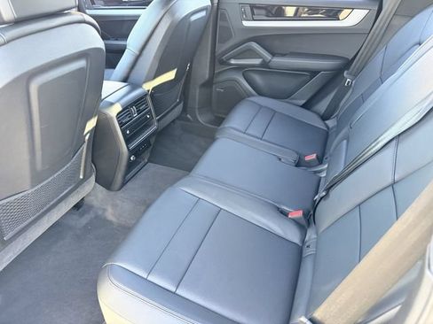 Used 2025 Porsche Cayenne AWD/4WD image 24