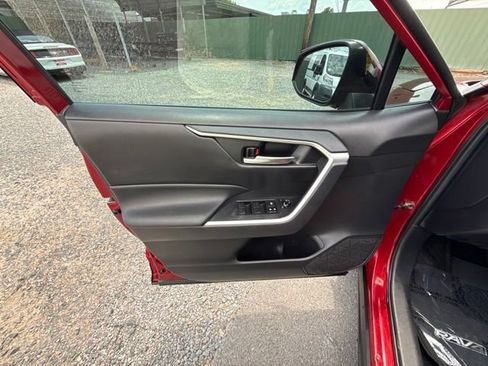 Used 2021 Toyota RAV4 XLE w/ Convenience Package FWD image 6