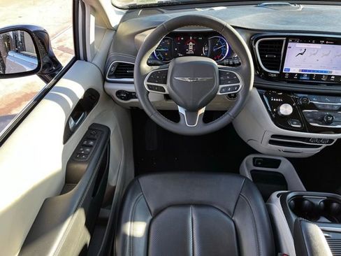 Used 2024 Chrysler Pacifica Select image 14