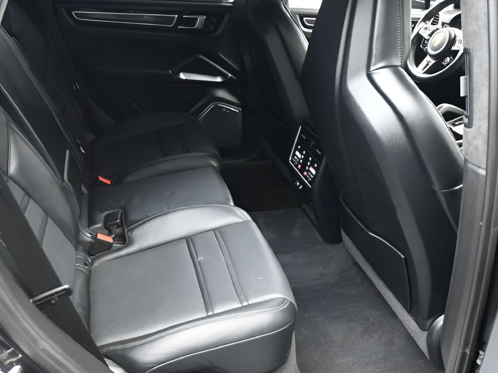 Certified 2022 Porsche Cayenne Turbo S AWD/4WD image 11