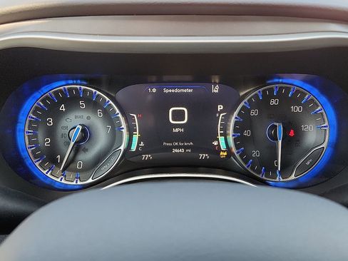 Used 2025 Chrysler Pacifica Select FWD image 10