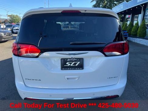 Used 2017 Chrysler Pacifica Limited w/ Tire & Wheel Group FWD image 5