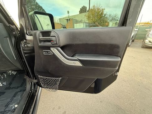 Used 2015 Jeep Wrangler Unlimited Rubicon w/ Connectivity Group image 33