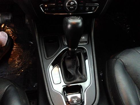 Used 2020 Jeep Cherokee Limited image 27