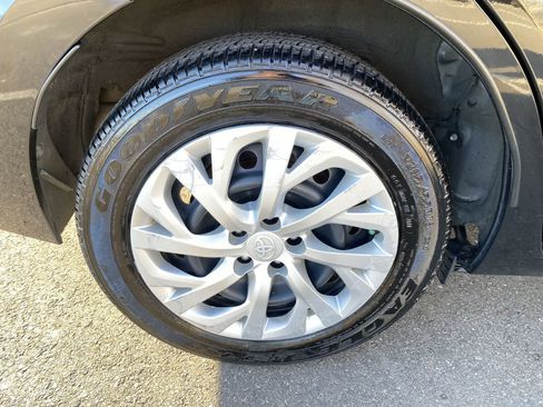 Used 2018 Toyota Corolla LE image 19