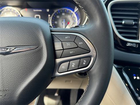 Certified 2024 Chrysler Pacifica Touring-L image 16