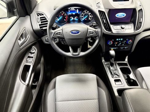 Used 2017 Ford Escape SE w/ Equipment Group 201A FWD image 2