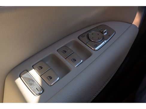 Used 2025 Genesis G70 2.5T image 27