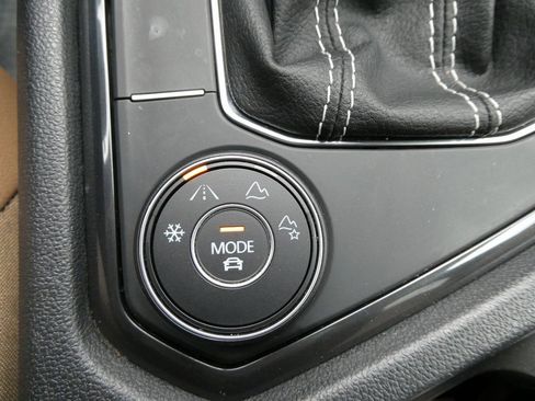 Used 2022 Volkswagen Tiguan SE w/ Panoramic Sunroof Package image 25