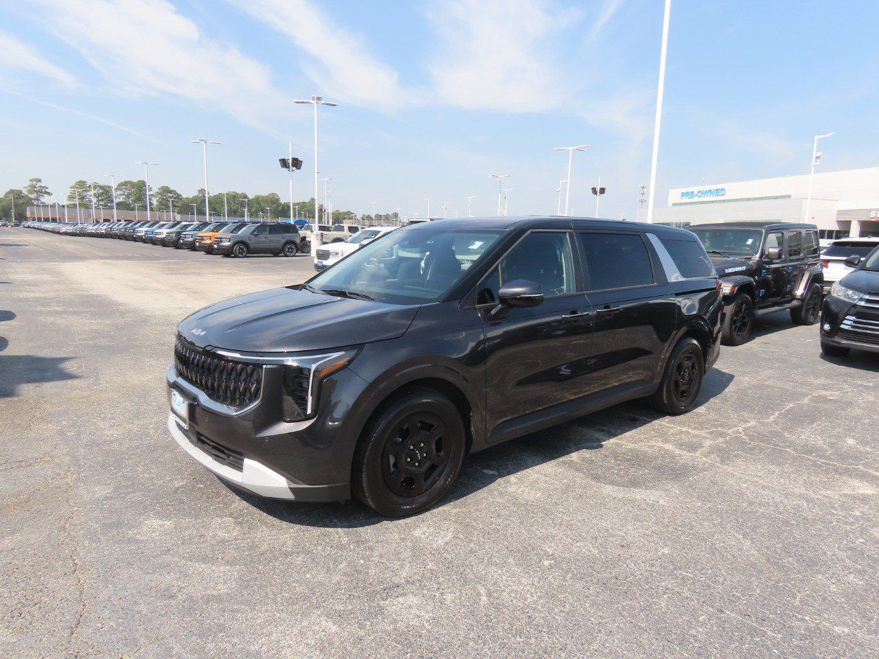 Used 2025 Kia Carnival FWD image 2